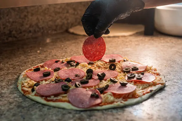 pizza-przed-upieczeniem